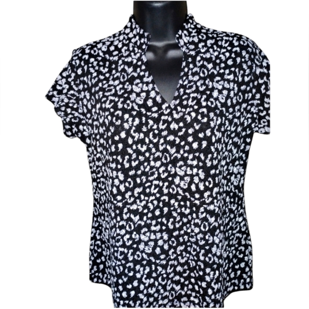 West End NWT Stretch black and white top short sleeve size 6, v neck